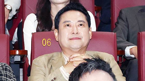 장동혁 국민의힘 대표가 지난 7일 오후 서울 영등포구 롯데시네마 영등포점에서 영화 '건국전쟁2'를 관람하고 있다. 뉴스1