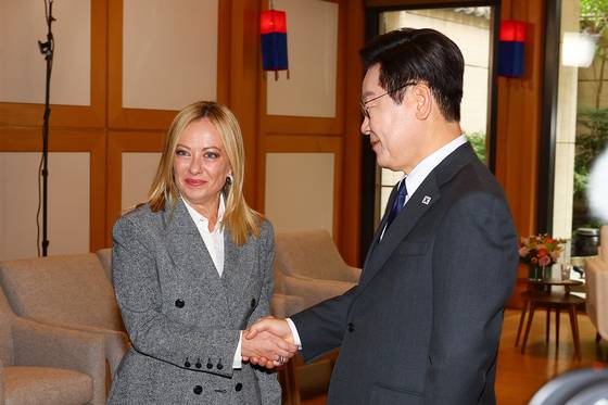 이재명 대통령과 조르자 멜로니 이탈리아 총리가 지난달 24일(현지시간) 미국 뉴욕 주유엔대한민국대표부에서 정상회담에 앞서 악수하고 있다. 사진=연합뉴스