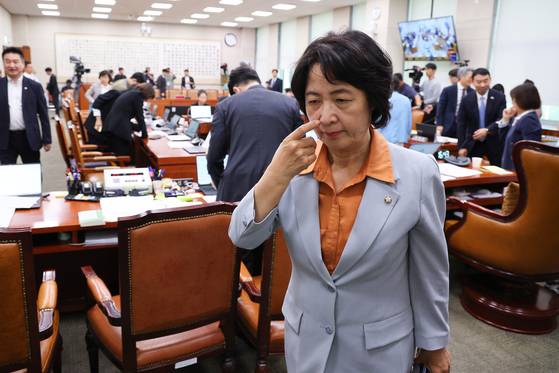 추미애 국회 법제사법위원장이 30일 서울 여의도 국회에서 열린 법제사법위원회 전체회의에서 정회를 선포한 후 회의실을 나서고 있다. 뉴스1