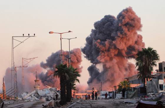 7일(현지시간 )이스라엘군의 폭격을 맞은 가자시티에서 연기가 솟구치고 있다. 로이터=연합뉴스
