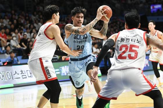 서울 SK를 상대로 골밑 돌파를 시도하는 고양 소노의 케빈 켐바오(가운데). 사진 KBL