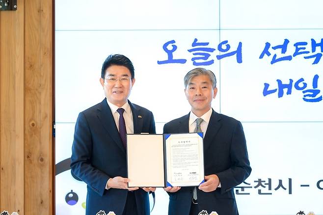 9월26일 이호인 여수MBC 사장(오른쪽), 노관규 순천시장이 문화콘텐츠산업 활성화를 위한 투자협약 체결식 이후 기념사진을 촬영하고 있는 모습. /순천시청 제공