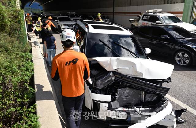 ▲ 8일 홍천군 내촌면 서울양양고속도로 서울방면 내촌2터널에서 차량 7대간 추돌사고가 발생해 경찰과 소방관계자들이 현장을 정리하고 있다. 김정호 기자