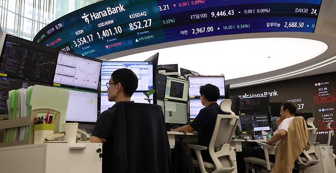 추석 연휴를 앞두고 코스피가 최고가 돌파한 2일 오전 서울 중구 하나은행 딜링룸 전광판에 지수가 표시돼 있다. 이날 코스피는 전 거래일보다 102.56포인트(2.97%) 오른 3558.39에 거래되고 있다. 사진=한국경제신문 최혁 기자