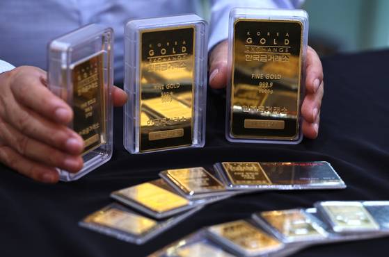 Gold bars are displayed at the Korea Gold Exchange office in Jongno, central Seoul on Oct. 8. [NEWS1]