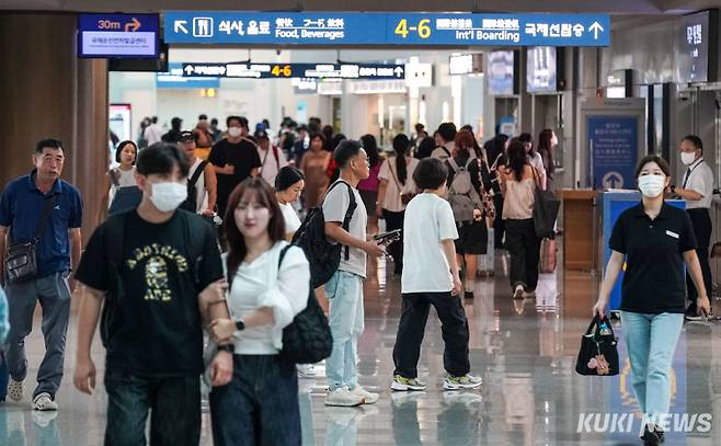 인천국제공항 제1터미널에서 여행객들이 출국 준비를 하고 있다. 쿠키뉴스 자료사진&nbsp;