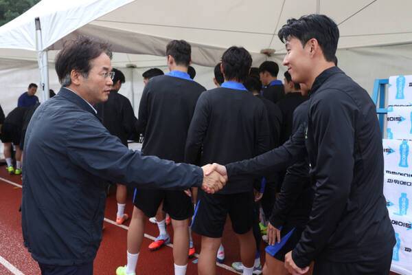7일 고양종합운동장 보조경기장에서 진행된 축구 국가대표팀 공개훈련에 앞서 이동환 고양특례시장이 손홍민 선수와 악수를 하고 있다. 고양특례시 제공