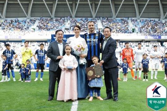 인천 명예 시민증을 받은 무고사. 사진[연합뉴스]