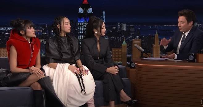 넷플릭스 '케이팝 데몬 헌터스'에서 주인공 헌트릭스의 노래를 부른 가수들이 미국 NBC 인기 토크쇼 '더 투나잇 쇼 스타링 지미 팰런'에 출연한 모습 / 사진='더 투나잇 쇼 스타링 지미 팰런' 유튜브 캡처