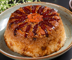 찹쌀을 기본으로 팥, 대추, 은행, 해바라기 씨앗, 금귤 등 여덟 가지 혹은 그 이상의 재료를 설탕과 만든 팔보반(八寶飯). 요즘 애들 생일상에 팔보반을 올리면 여러모로 화제가 될 터다. [사진 출처=바이두백과(百度百科)]