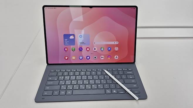 갤럭시 탭 S11 울트라를 별도 구매 가능한 키보드 북커버에 씌운 모습은 흡사 노트북 같다. <사진=고민서 기자>
