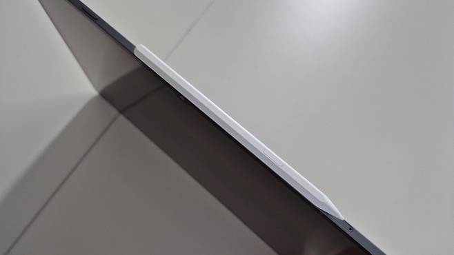 갤럭시 탭 S11 울트라 옆면에 부착된 S펜 모습. <사진= 고민서 기자>