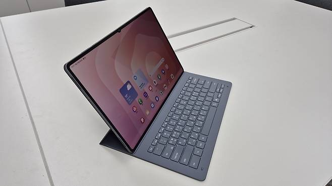 갤럭시 탭 S11 울트라와 별도 구매 가능한 키보드 북커버를 함께 사용한 측면 모습이다. 노트북처럼 활용도가 높아지지만 액세서리 구매에 따른 가격 부담이 있다. <사진=고민서 기자>