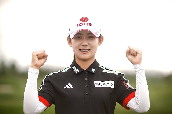 황유민이 두 팔을 들어올리면서 환하게 웃고 있다. 박태성 골프사진전문기자
