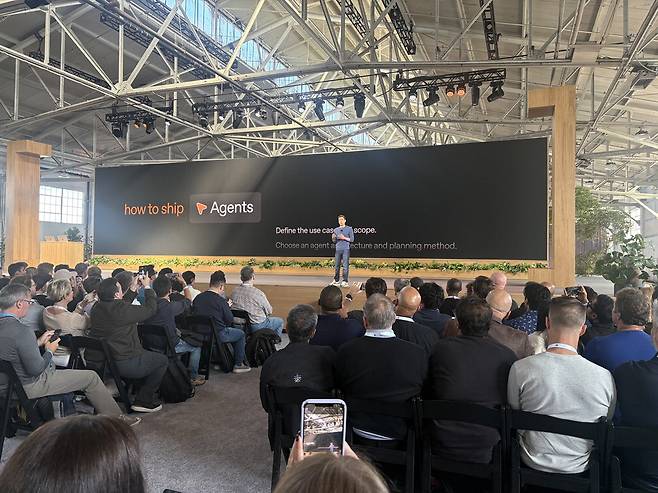 지난 6일(현지시간) 오픈AI 데브데이가 열린 샌프란시스코 포트메이슨에서 샘 올트먼 오픈AI CEO가 기조강연을 하고 있다.
  실리콘밸리 원호섭 특파원