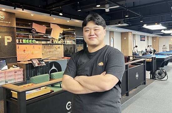 2024년 5월 입대해 현재 공익근무 중인 정예성(경북당구연맹)이 최근 공가를 내고 출전한 제106회 전국체육대회 당구종목 남자3쿠션에서 금메달을 땄다. 정예성이 자신의 연습구장인 시흥 배곧 니즈당구클럽에서 포즈를 취하고 있다. (사진=니즈당구클럽 제공)