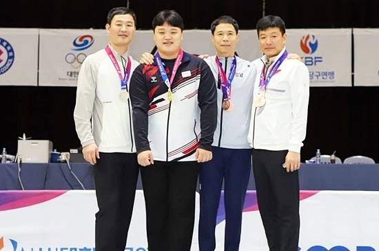 정예성이 제106회 전국체육대회 당구종목 남자3쿠션 입상자와 기념촬영하고 있다. (왼쪽부터) 은메달 최완영, 금메달 정예성, 동메달 허정한 박수영. (사진=대한당구연맹)