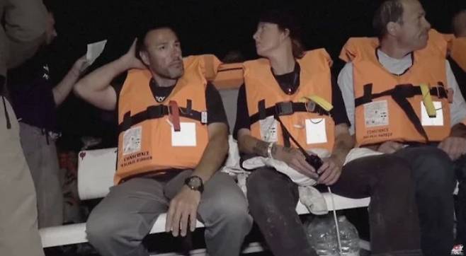 8일(현지시간) 이스라엘군에 나포된 구호선단 활동가들 [사진 = 연합뉴스]