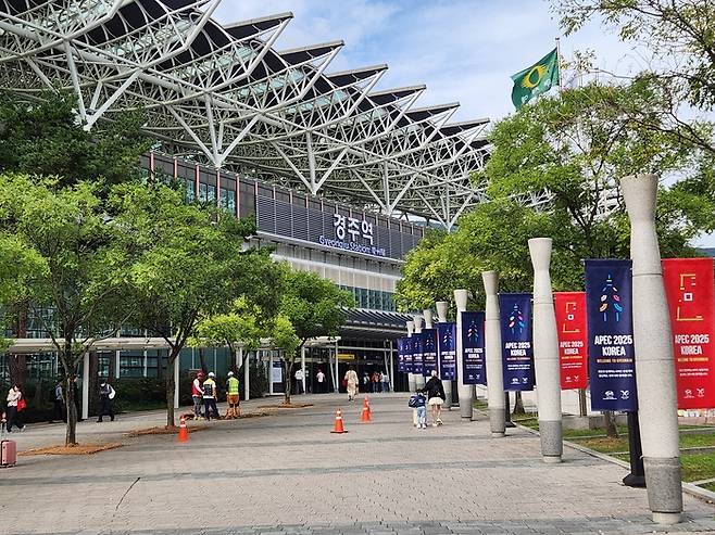 KTX 경주역 광장에 ‘2025 APEC 정상회의’를 홍보하는 가로등 현수막 이 줄지어 걸려 있다. [김상준 기자]