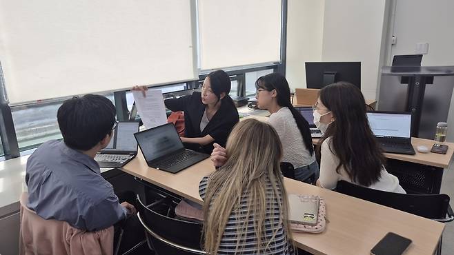 22일 서울 성북구 고려대 국제관에서 국어국문학과 대학원에 재학 중인 한국인 학생들과 외국인 유학생들이 조별 활동 시간을 갖고 있다. [이수민 기자]