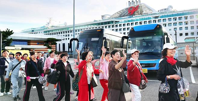 중국 단체관광객의 무비자 입국이 시작된 9월 29일 오전 크루즈를 타고 방한한 중국인 관광객들이 인천 연수구 인천항크루즈터미널을 통해 입국하며 손을 흔들고 있다. (뉴스1)