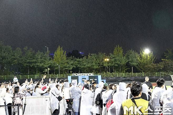 10월 7일 고양종합운동장 보조구장에서 진행된 오픈 트레이닝을 찾은 팬들. 사진=이근승 기자