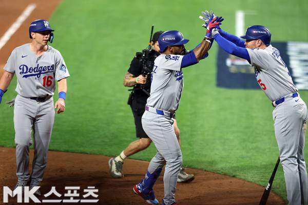 테오스카 에르난데스가 7회초 역전 스리런 홈런을 때린 뒤 프레디 프리먼과 하이파이브를 나누고 있다. 사진(美 필라델피아)= 고홍석 통신원