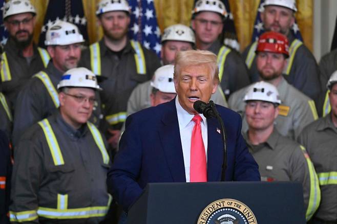 도널드 트럼프 미국 대통령이 지난 4월8일(현지시간) 워싱턴 백악관에서 탄광 노동자들이 참석한 가운데 열린 석탄 산업을 활성화하는 행정명령 서명식서 "아름답고 깨끗한 석탄을 포함한 저렴한 미국 에너지 활용을 계속할 것"이라고 밝히고 있다. /AFPBBNews=뉴스1