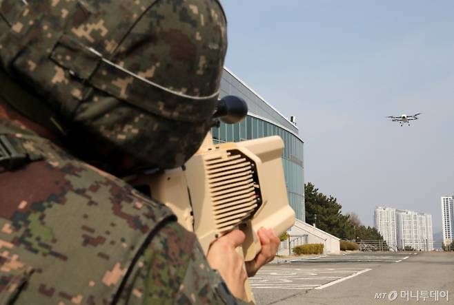 지난 3월 12일 오후 부산 연제구 국가기록원 역사기록관에서 육군 제53보병사단 부산여단 드론 테러 대비 실제훈련이 진행되고 있다. /사진=뉴스1