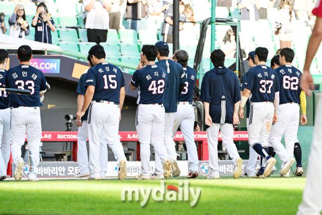 21일 오후 인천SSG랜더스필드에서 진행된 '2025 신한 SOL뱅크 KBO 리그' 두산-SSG의 경기. 3-7로 패배한 두산 선수들이 팬들에게 인사를 하고 있다./마이데일리