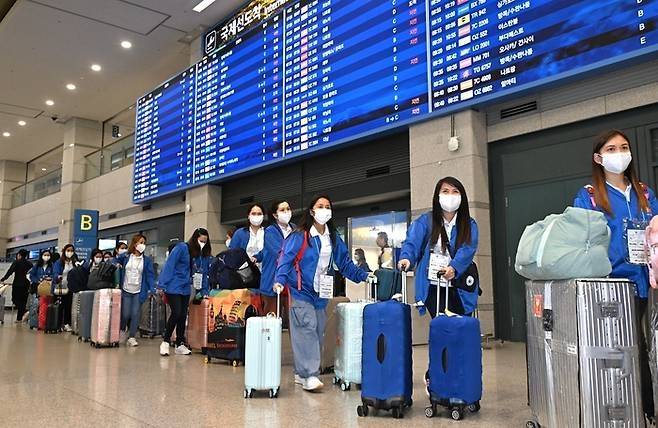 외국인 가사관리사 시범사업에 참여할 필리핀 노동자들이 지난 6일 인천국제공항을 통해 입국하고 있다. [서울시 제공]