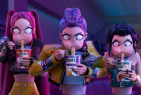 애니메이션 ‘케이팝 데몬 헌터스’에서 아이돌 그룹 헌트릭스가 컵라면을 먹고 있는 모습[넷플릭스 제공]