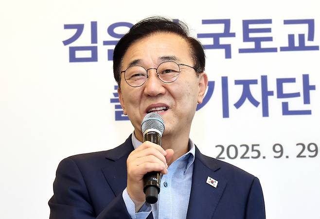 Le ministre du Territoire, de l'Infrastructure et des Transports, Kim Yun-deok, tient le 29 une conférence de presse dans un restaurant coréen de la ville de Sejong.