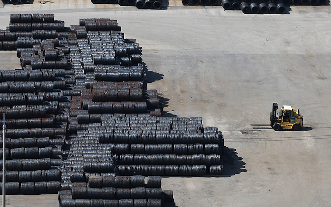 경기도 평택항에서 선적을 기다리는 철강제품 [연합]