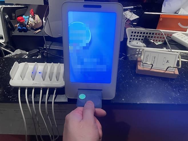 해당 사진은 기사 본문과 관계 없습니다. 카드 단말기에 카드가 꽂힌 모습. [독자 제공]