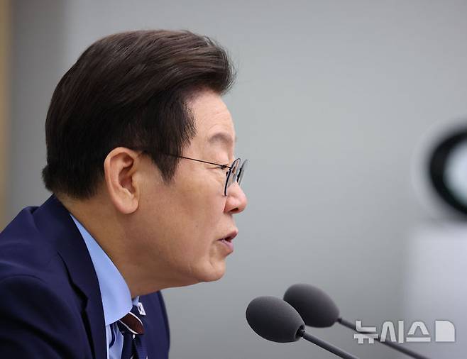 [서울=뉴시스] 최동준 기자 = 이재명 대통령이 2일 서울 용산 대통령실 청사에서 열린 수석보좌관회의에서 발언하고 있다. (대통령실통신사진기자단) 2025.10.02. photocdj@newsis.com