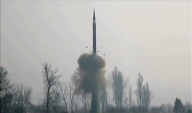 [서울=뉴시스] 김정은 북한 국무위원장이 지난 6일 북한 미사일총국의 신형 극초음속 중장거리 탄도미사일 시험발사를 화상감시체계로 참관했다고 7일 북한 조선중앙TV가 보도했다. (사진=조선중앙TV 캡쳐) 2025.01.07. photo@newsis.com *재판매 및 DB 금지