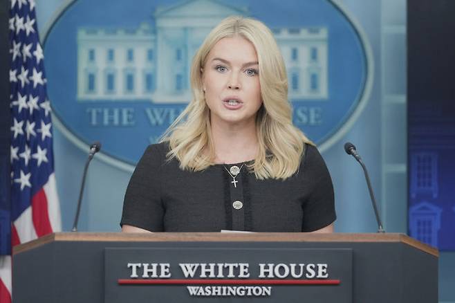 [워싱턴=AP/뉴시스] 미국 연방정부 셧다운(일시 업무 정지)이 계속되는 가운데, 관세로 저소득층 임산부·신생아·아동 식품 지원(WIC) 프로그램을 지원할 것이라고 캐럴라인 레빗 백악관이 밝혔다. (사진=뉴시스DB) 2025.10.08.