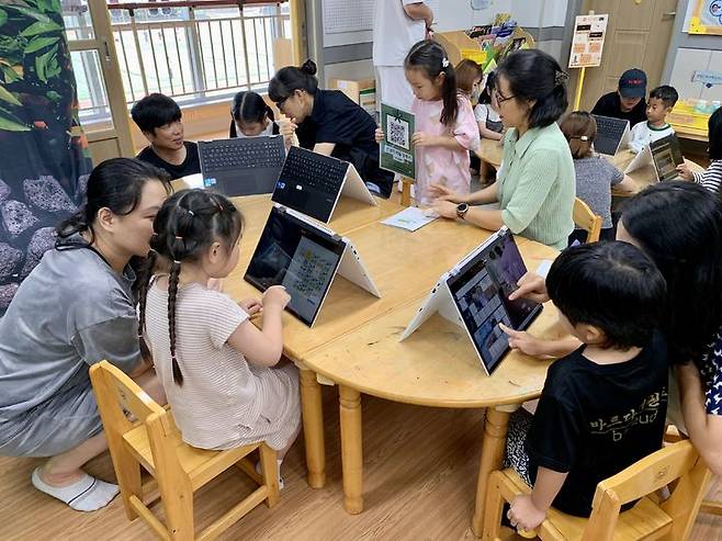 [제주=뉴시스] 디지털 기반 수업 활동에 참여하고 있는 월랑유치원 원아들. (사진=제주교육청 제공) *재판매 및 DB 금지