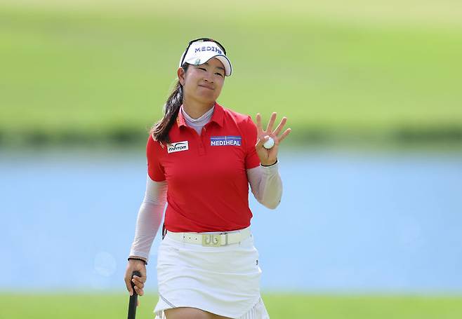 [서울=뉴시스] 김아림이 4일(현지 시간) 하와이 오하우섬 에바비치 호아칼레이CC에서 열린 '2025 롯데 챔피언십' FR 1번홀 버디를 기록 후 이동하고 있다. (사진=대홍기획 제공) 2025.10.05. photo@newsis.com *재판매 및 DB 금지