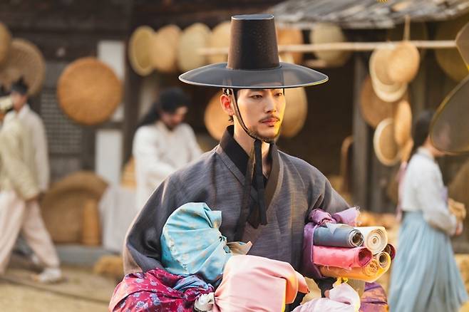 저자거리로 나간 7화에서 신수혁은 연지영을 위해 준비한 이헌의 선물을 내내 들고 다니는 모습을 보여줬다. 마스크스튜디오 제공