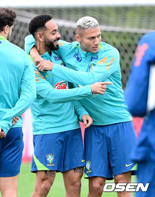 [OSEN=고양, 최규한 기자] 홍명보호와 평가전을 앞둔 브라질 축구 대표팀이 7일 오후 경기도 고양종합운동장 보조경기장에서 공식 훈련을 펼쳤다.한국 축구대표팀과 브라질은 오는 10일 서울월드컵경기장에서 친선경기를 갖는다.브라질 마테우스 쿠냐(왼쪽)과 히샬리송이 훈련을 준비하며 대화를 나누고 있다. 2025.10.07 / dreamer@osen.co.kr