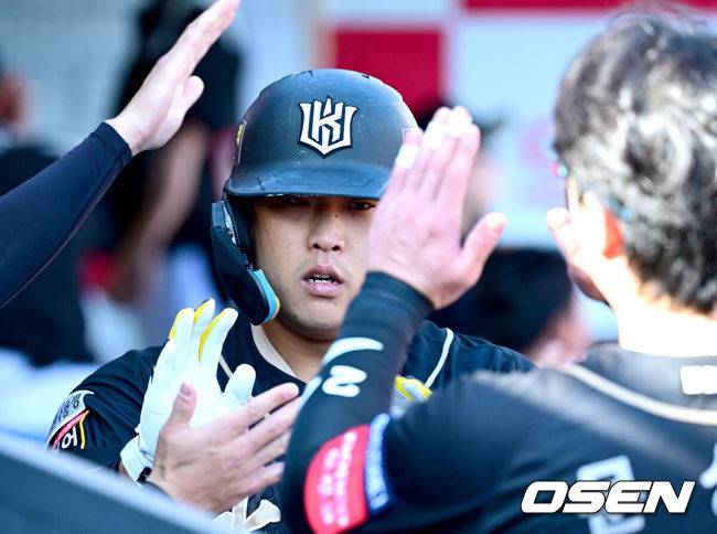[OSEN=수원, 최규한 기자] 18일 수원 KT위즈파크에서 ‘2025 신한 SOL Bank KBO리그’ KT 위즈와 LG 트윈스의 더블헤더 1차전이 열렸다.홈팀 KT는 소형준, 방문팀 LG는 요니 치리노스를 선발로 내세웠다.4회말 1사 주자없는 상황 KT 강백호가 추격의 우월 솔로포를 날리고 홈을 밟은 뒤 더그아웃 동료들과 기뻐하고 있다. 2025.09.18 / dreamer@osen.co.kr