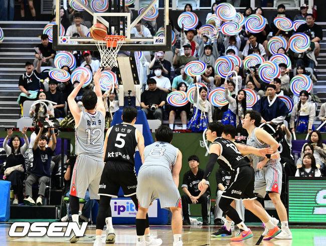 [OSEN=수원, 조은정 기자]수원 KT는 7일 수원 소닉붐아레나에서 열린 2025-2026 LG전자 프로농구 현대 모비스와 맞대결서 74-73으로 승리했다.&nbsp;이날 승리로 KT는 홈 2연승을 기록했다. 김선형은 9점-7어시스트, 하윤기가 18점-6리바운드, 아이재아 힉스는 16점-11리바운드 등을 기록하며 팀 승리를 이끌었다.&nbsp;연장 1차 현대모비스 함지훈이 자유투에 실패하고 있다. 2025.10.07 /cej@osen.co.kr