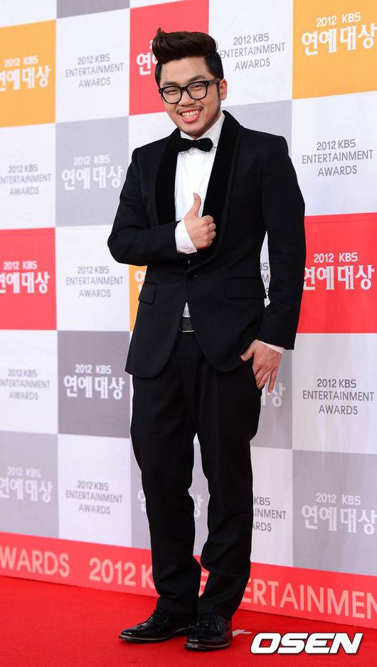 [OSEN=이대선 기자] 22일 오후 서울 여의도 KBS홀에서 열린 '2012 KBS 연예대상' 시상식에서 그룹 브라운아이드소울 성훈이 레드카펫 행사를 갖고 있다.'2012 KBS 연예대상'에서는 총 5명의 후보가 대상 트로피를 놓고 각축전을 벌인다. 지난 20일 KBS가 공식 발표한 대상 후보는 김준호(개그콘서트/남자의 자격) 신동엽(불후의 명곡/안녕하세요) 유재석(해피투게더3), 이경규(남자의 자격), 이수근(1박2일/승승장구) 등이다. 방송가는 물론 네티즌 사이에서도 올해 KBS 연예대상의 가장 유력한 대상 주인공은 신동엽이다. 신동엽은 올해 '불후의 명곡'과 '안녕하세요' 등에서 꾸준히 활약하며 각 프로그램이 동 시간대 강자로 자리매김하는 데 혁혁한 공을 세웠다. 올해만큼은 신동엽에게도 대상의 영광이 돌아갈지 모른다는 게 예능국 관계자들의 조심스러운 전망. 만일 신동엽이 올해 대상을 거머쥐게 된다면 지난 2002년에 이어 두 개의 KBS 연예대상 트로피를 가지게 된다.또 다른 유력 후보로 거론되는 사람은 '개그콘서트'와 '해피선데이-남자의 자격', '해피투게더3' 등 다양한 프로그램에서 총천연색 활약상을 보여준 김준호다. 특히 김준호는 올해 처음으로 대상 후보에 이름을 올려 수상 여부에 더 큰 관심이 쏠린다. 김준호의 수상 가능성이 점쳐지는 큰 이유는 예능 프로그램 시청률 1위 자리를 지킨 '개그콘서트'의 돌풍과도 연관된다. 또 버라이어티와 토크쇼 등을 종횡무진이면서도 '개그콘서트'를 통해 코미디 뿌리를 지켜낸 것이 긍정적으로 평가받고 있다. 이 밖에 이수근 역시 '해피선데이-1박2일'과 '승승장구'에 고정으로 머물면서 KBS 충신으로 자리했다는 점에서 수상 가능성이 높다. 특히 '1박2일'에 나