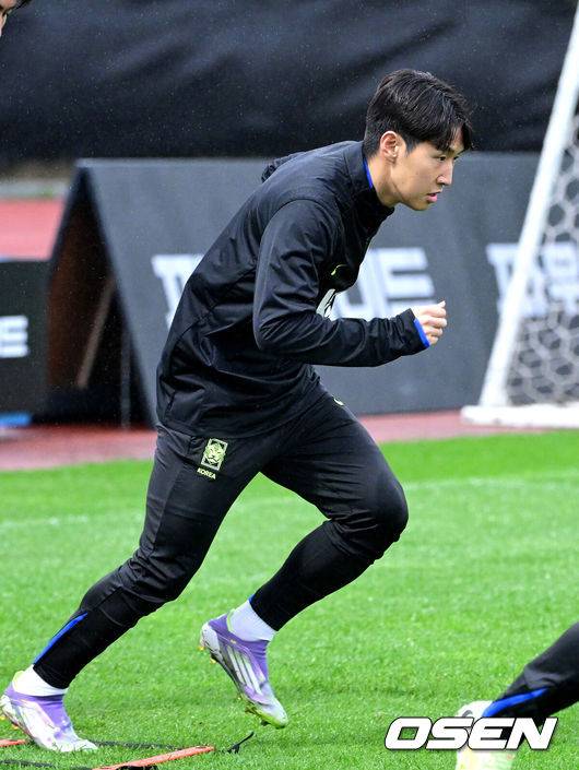 [OSEN=고양, 최규한 기자] 홍명보 감독이 이끄는 대한민국 축구 국가대표팀이 7일 오후 경기도 고양종합운동장 보조경기장에서 오는 10일 브라질과의 평가전을 앞두고 오픈트레이닝을 진행했다.한국 축구대표팀과 브라질은 오는 10일 서울월드컵경기장에서 친선경기를 갖는다.A대표팀 이강인을 비롯한 선수들이 훈련을 펼치고 있다. 2025.10.07 / dreamer@osen.co.kr