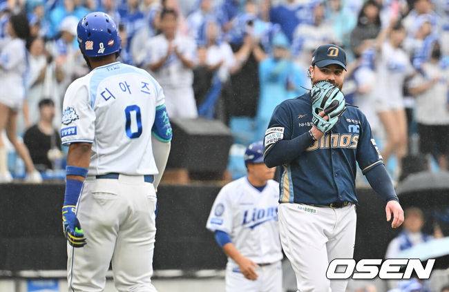 [OSEN=대구, 이석우 기자] 7일 대구 삼성라이온즈파크에서 2025 신한 SOL뱅크 KBO 와일드카드 결정전 삼성 라이온즈와 NC 다이노스의 경기가 열렸다. 홈팀 삼성은 원태인이 방문팀 NC는 로건이 선발 투수로 출전했다. NC 다이노스 로건이 1회말 1사 1,2루 삼성 라이온즈 디아즈를 중견수 플라이로 잡고 미소짓고 있다. 2025.10.07 / foto0307@osen.co.kr