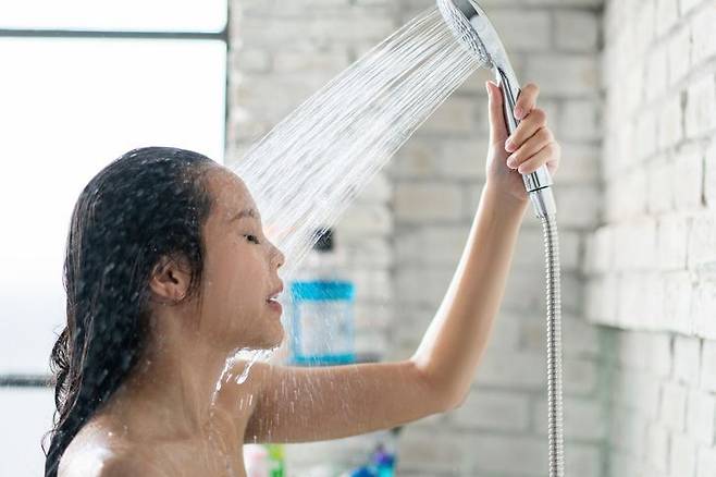 하루 두 번 샤워는 피부 보호막을 파괴해 피부건강에 해롭다는 경고도 있다. 게티이미지뱅크&nbsp;제공