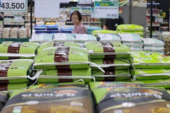 서울 시내 대형마트에서 고객이 쌀을 고르고 있다. 뉴스1