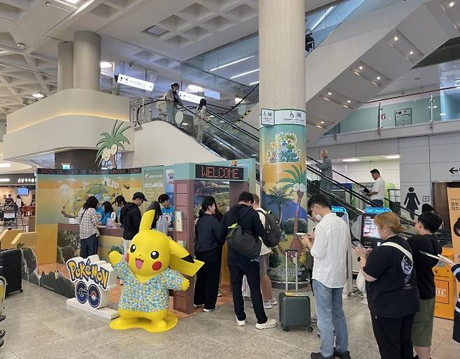 제주공항에서 오는 26일까지 서귀포시 중문관광단지 일대에서 열리는 ‘포켓몬 원더 아일랜드 in JEJU(Pokémon Wonder Island in JEJU)’ 행사 홍보부스를 마련해 사전 체험기회를 제공하고 있다. 한국공항공사 제주공항 제공